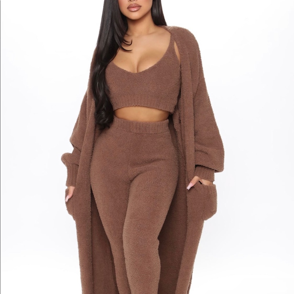 This cozy lounge set is cute and stylish. The perfect set to relax in style!